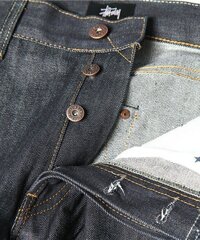 通販サイトでSTUSSYのデニムパンツを購入したのですが、
ボタンホール部分がボロボロで糸がほつれていました。
サイトに問い合わせると、それが当たり前だと言われました。
それが普通なのでしょうか？ 先日、よく利用する通販サイトでSTUSSYのデニムパンツを購入しました。

股の部分がジッパーではなく、ボタンになっているタイプでした。（画像参照）
STUSSYのデニムパンツを買うの...