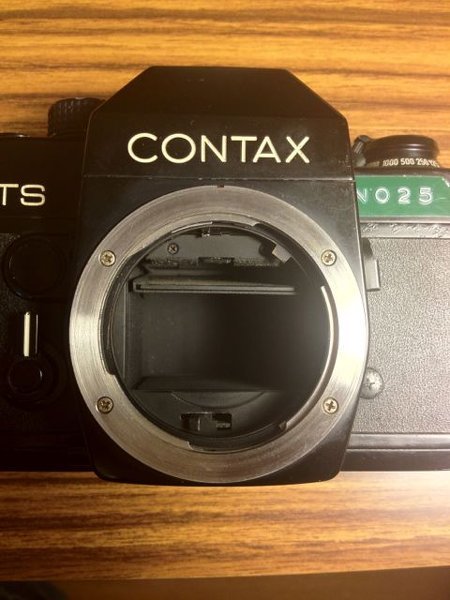 CONTAXRTSを手に入れました。しかし、ミラーが中途半端に上がりっ放し