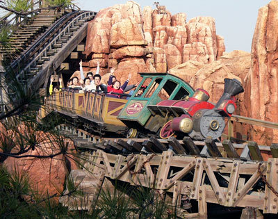 東京ディズニーランドのビッグサンダーマウンテンは走る方向が 2つ Yahoo 知恵袋