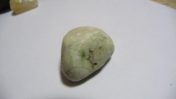糸魚川のひすい海岸でこんな石を拾いました。 これはひすいである可能性はありますか？ 大きさは親指
