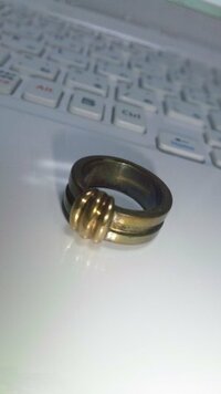 半年ほど前にティファニーのシルバーの指輪を買ったのですが 指との摩擦のせいな Yahoo 知恵袋