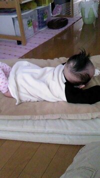 生後４ヶ月の赤ちゃんのハゲについて 首を左右に良く動かすので 枕に髪が擦 Yahoo 知恵袋