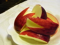 りんごをウサギに切った時 皮はどうしますか 食べますか Yahoo 知恵袋