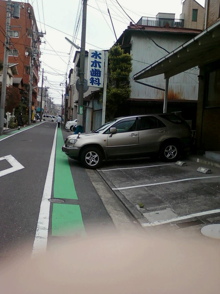 駐車場の奥行きが短いので、車を駐車すると前の一部が公道にはみ出ます 