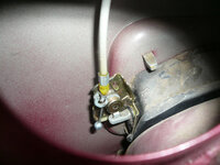 運転席の下のレバーを引いても給油口の蓋が開きません 運転席の下のレバー Yahoo 知恵袋