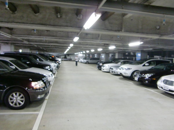 車をバックで駐車する際 横や前に止まっている車に当てないようにするには どう Yahoo 知恵袋