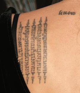アンジェリーナジョリーの背中左肩にあるタトゥーが どのように書かれ Yahoo 知恵袋