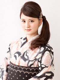 浴衣の髪型 この髪型に 飾りなしだと寂しいですか あと 前髪なんですが Yahoo 知恵袋