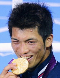 メダリストがメダルを噛む動作 しぐさのの由来は何でしょうか Yahoo 知恵袋