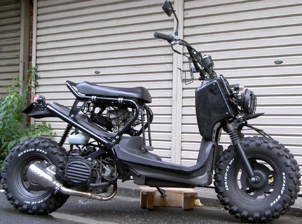 画像のズーマーは車高を高くされていてこういう風にしたいんですが