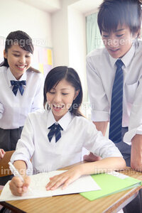 なぜ 上着を脱いでブラウスのみだと このように腕まくりをする子が多 Yahoo 知恵袋