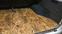 OSB合板に多少の水滴がついても大丈夫にする方法は？ 車のラゲッジルームにOSB合板でフロアを作成しました。
車中泊で寝袋を広げたりするので、裏面も含めて木屑が落ちないようにしたいのと
雨などが進入した場合の防水性を上げたいと思っています。
この場合、何がいいでしょうか？油性のニスなんかいいかなと思ったのですが、どうでしょうか？
せっかくのOSB合板の独特の模様は残したいです。
裏...