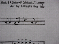 吹奏楽の楽譜の記号について音符の左横にあるスラーのような弧の形をした Yahoo 知恵袋