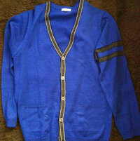 青いカーディガンの着こなしについて画像の原色 青のカーディガンを買 Yahoo 知恵袋