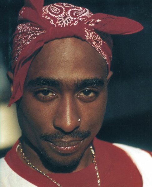 2pac風バンダナの巻き方を教えて下さい こんな感じのヤツです Yahoo 知恵袋