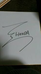 これは日本代表の本田圭佑選手のサインです 本田ですよね 真贋は Yahoo 知恵袋