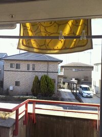 アパートに住んでいます 上の階の方がベランダに布団を干す時 写真のように うち Yahoo 知恵袋