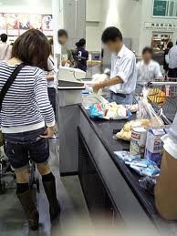素朴な疑問です スーパーのお刺身工場でベルトコンベアに流れてくる刺身にタン Yahoo 知恵袋