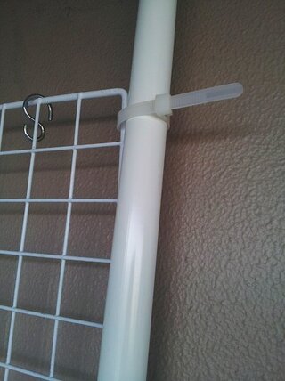 突っ張り棒とワイヤーネットをつなぐ部品 金具 プラスティック 教えて下さい Yahoo 知恵袋