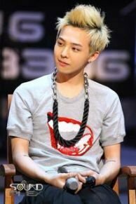 Bigbangのg Dragonが着用している口のイラストが描かれた Yahoo 知恵袋