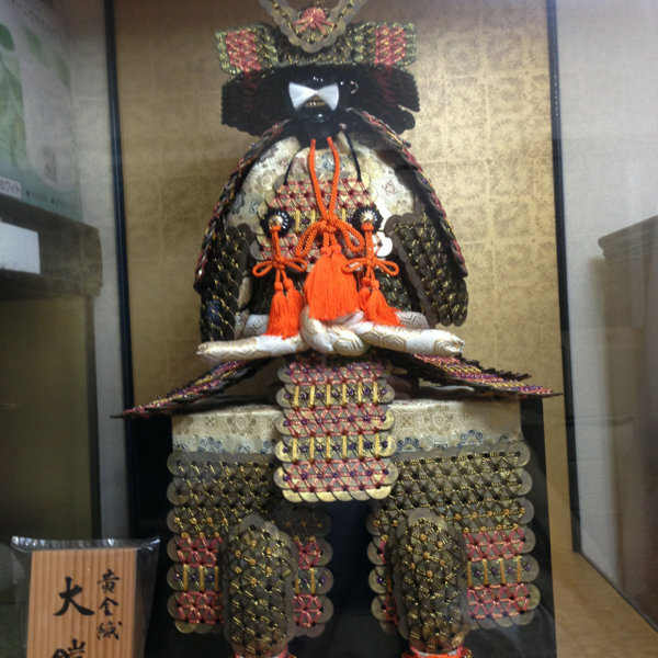 昔、5円玉手芸で作った鎧兜と神輿があります。かなり大きな作品で