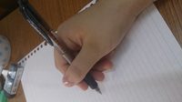 イラストを描く上でのペンの持ち方について 私は昔から薬指と中指 Yahoo 知恵袋