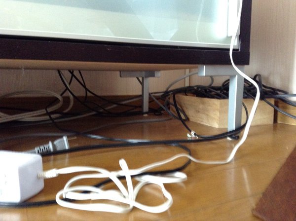 コードの始末に困ってます。コードは束ねない方がいいと聞き、木箱にま 