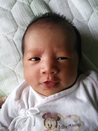 生後2日目より赤ちゃんの目が開き始めたのですが 片目の開きが Yahoo 知恵袋