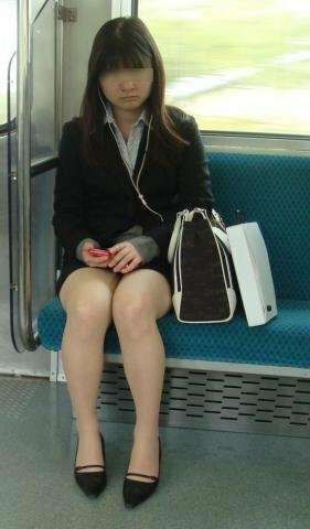 写真のようなタイトスカートで 電車などの座席 座るときは 正面に座ってるひとか Yahoo 知恵袋