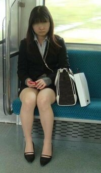 写真のようなタイトスカートで、電車などの座席、座るときは、正面に座ってるひとから、パンツ見えないように注意が、必要ですか？ 