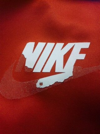 先ほどの質問で言っていたジャージの画像です 少し自分で無理やりにはがしてしまっ Yahoo 知恵袋