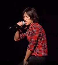 B Zの稲葉さんが去年ぐらいによくliveで着ていたこの赤いチェックシャツはど Yahoo 知恵袋