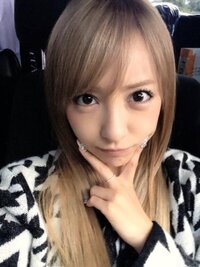 Akb48を卒業した板野友美ちゃんについてです 前髪を切って 髪を金髪に染 Yahoo 知恵袋