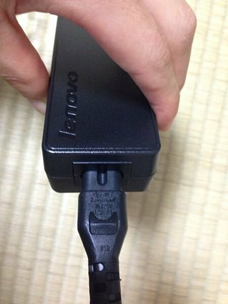 レノボのパソコン今日買ったんですけど、電源のコードが奥まで刺さら