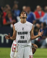 Kaka が試合中に着ているシャツの文字の意味を教えてください Ibelong Yahoo 知恵袋