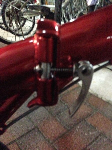 この折りたたみ自転車のたたみ方を教えてください - レバーを解 