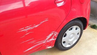 車を思いっきり擦ってしまいました 赤い車です 傷を目立たなくする方法を教えてく Yahoo 知恵袋