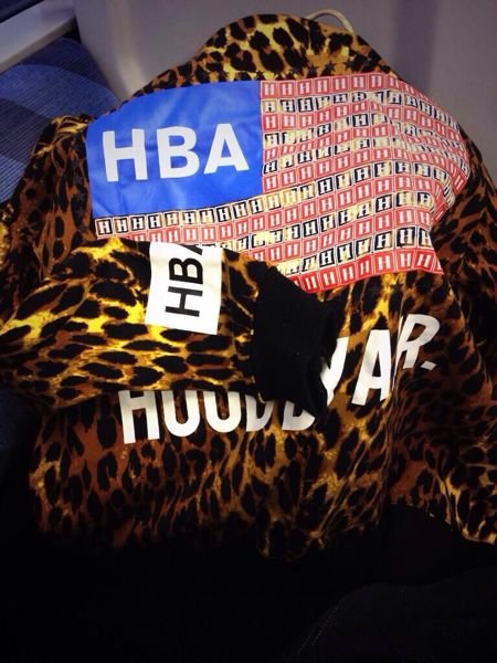 Hbaこれは偽物 友達がhoodbyairの本物のかっこいいジャケットを買った Yahoo 知恵袋
