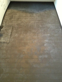 クエン酸でお風呂の床 黒色 を掃除したら 写真のように全体的に白っぽ Yahoo 知恵袋