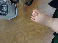 赤ちゃんってずっと足に力いれているものですか 5ヶ月の娘が足の指 Yahoo 知恵袋