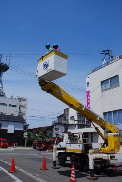 (売却)荷台にある様々なもの この車両の正式名称を教えて下さい。電線の工事などに使われている工事
