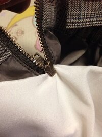 緊急です ファスナーが下がらなくてスカートが脱げません ネットで調べてロウ Yahoo 知恵袋