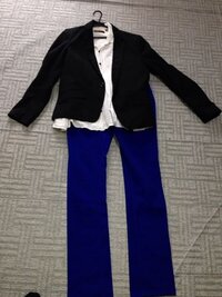 服のことなんですが 青のズボンに合う 上の服って何色が合いますか Yahoo 知恵袋