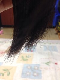 中2です。

右側の髪の毛だけが写真のように毛先だけ前にはねてしまいます…

ヘアアイロンでなんかいやってもはねます…

ストパーかけたいといっても、十分ストレートやんって言われてかけさせてもらえませ ん(´･ω･`) 

くせ毛やからしゃーないっていわれます…

今日、ネットにのってた方法で乾かしてみたんですがやっぱりはねました泣

どうすればいいですか？

たくさんの回答まっています(´...