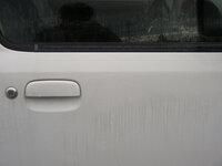 車が 窓枠の黒い部分が雨で溶けてこのような状態になっています ゴムの劣化が原因 Yahoo 知恵袋