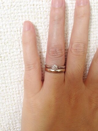 下が結婚指輪で上が婚約指輪です 普段重ねてつけていても違和感ないでし Yahoo 知恵袋