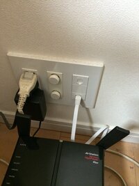 自分の部屋にある無線LANケーブルをさす場所があるのですがそこに 