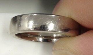 フラー ジャコーの結婚指輪を購入したのですが 1か月も経ってないのに傷だらけで Yahoo 知恵袋