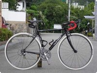 自転車 黒の車体にカラータイヤ