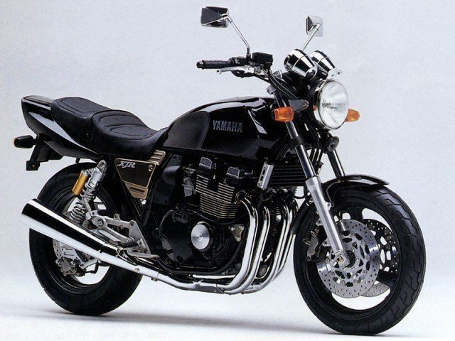 95年のゼファー400をいじっています。xjr400の前期のタンクを